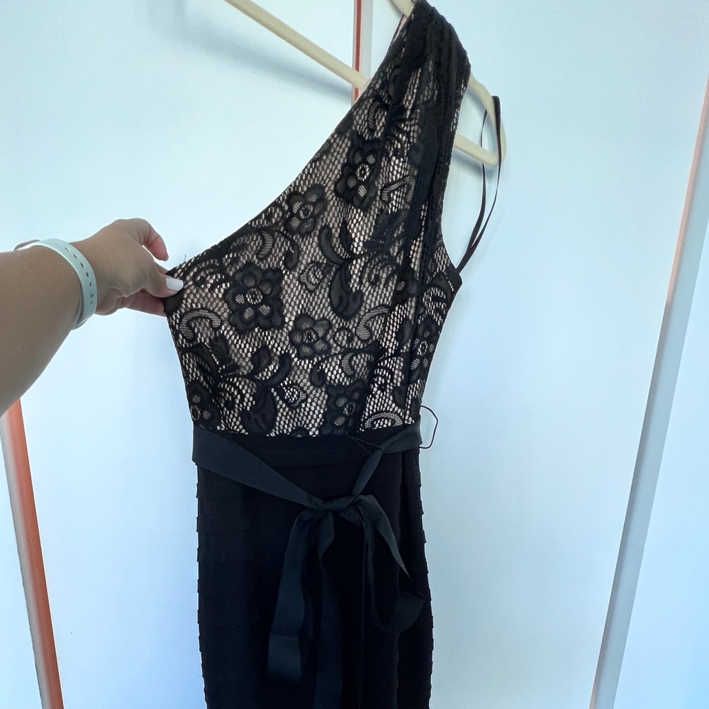 Elegant Black One-Shoulder Lace Gown